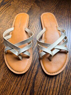 Amazon Essentials Metallic Strappy Flat Thong Sandals Women's Size 8.5